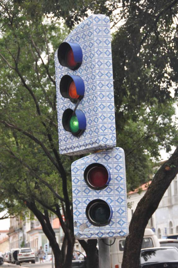Até semáforos tem azulejos no centro histórico de São Luís - MA
